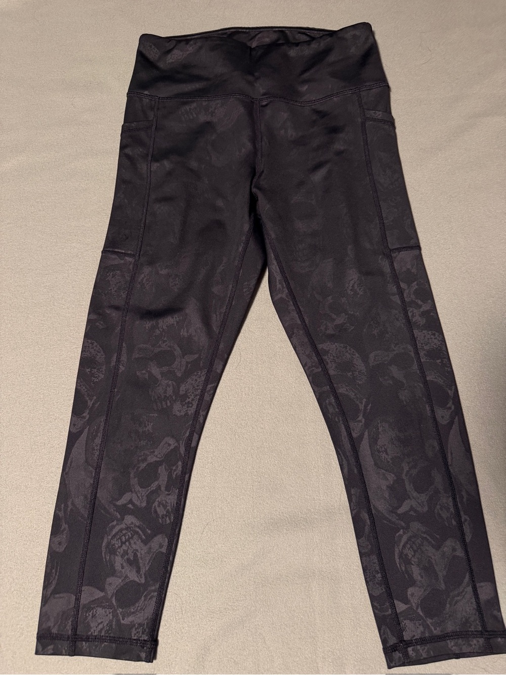 Women's Black High-Waist Skull-Print Leggings Capri Length
